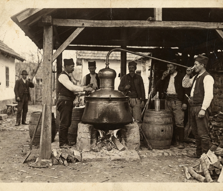 arhiv slika ljudi okupljeni oko  kazana prave rakiju